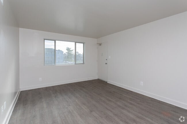 1BR, 1BA - 650 SF