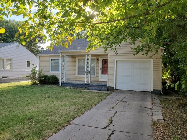 Building Photo - Nice 2 bedroom very near College Hill park