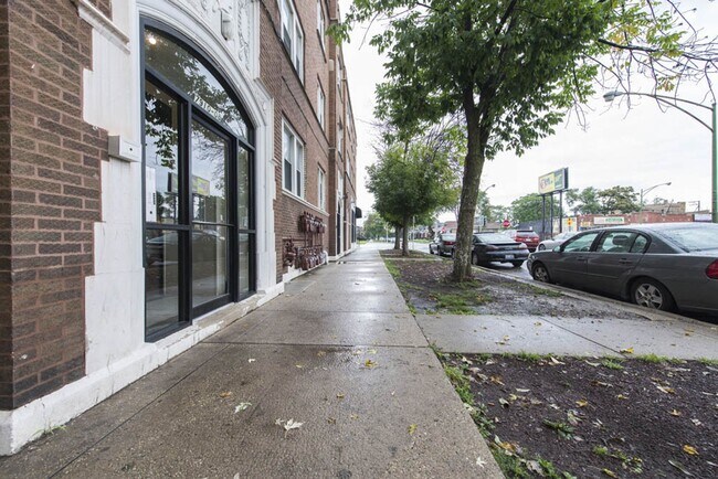 1735 W 79th
