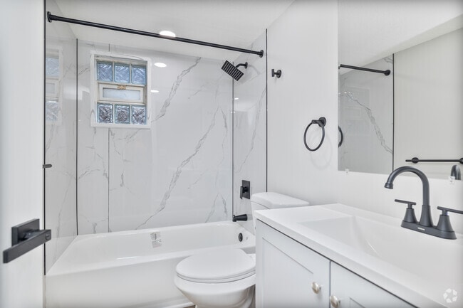 2BR, 1BA - 975SF - Bathroom