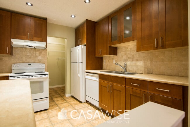 Building Photo - 5798-5172 172 St NW