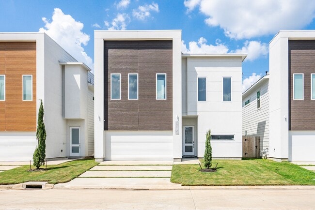 Building Photo - 2214 Cortijo Pl