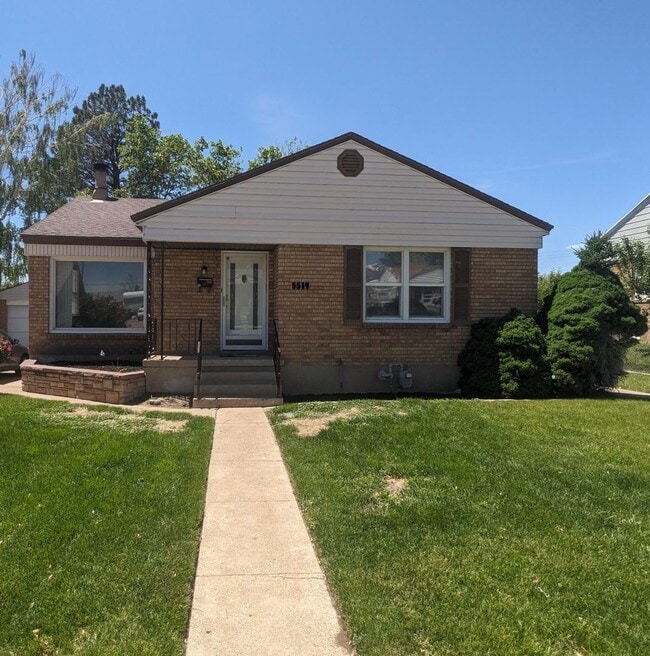 Building Photo - August Rent Free! 5 Bed 2 Bath Single Fami... Rental