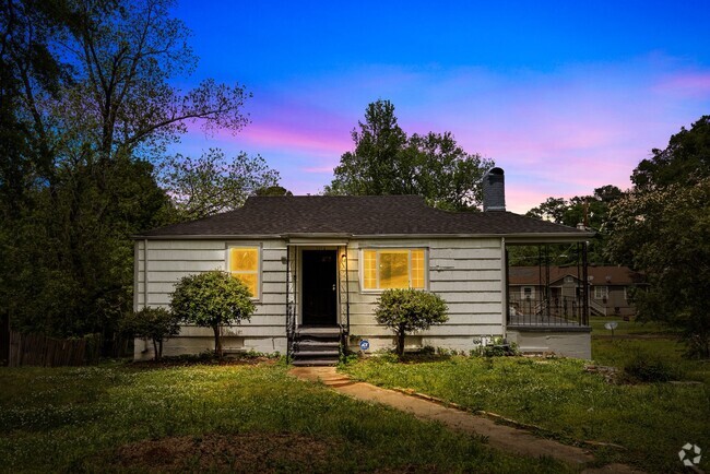 Building Photo - Beautifully Renovated 4 Bedroom 2 Bath Hom... Rental