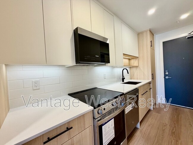 Building Photo - 1380-1380 Pridham Ave