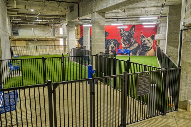 Parque para perros con estacionamiento techado: incluye bancos y bebedero. - Yardley Flats Apartments