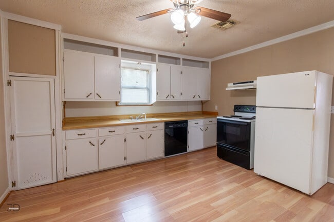 Photo - 709 E 1st St