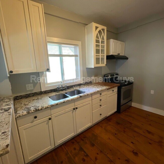 Photo - 2527 Washington St NE