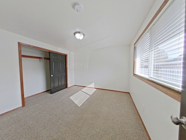 Photo - Remodeled 2-Bedroom Near 9th Street - Corv... Unidad 3288 NE Lancaster #1