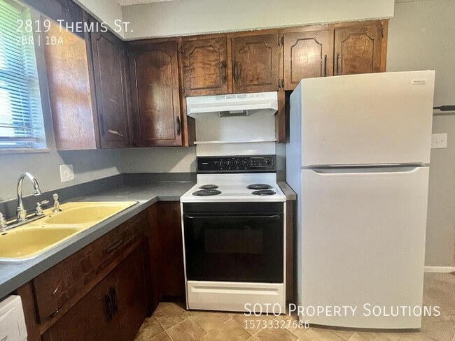 Photo - 2819 Themis St
