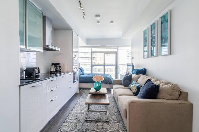 Photo - 19 Grand Trunk Crescent Unit ID1037040P