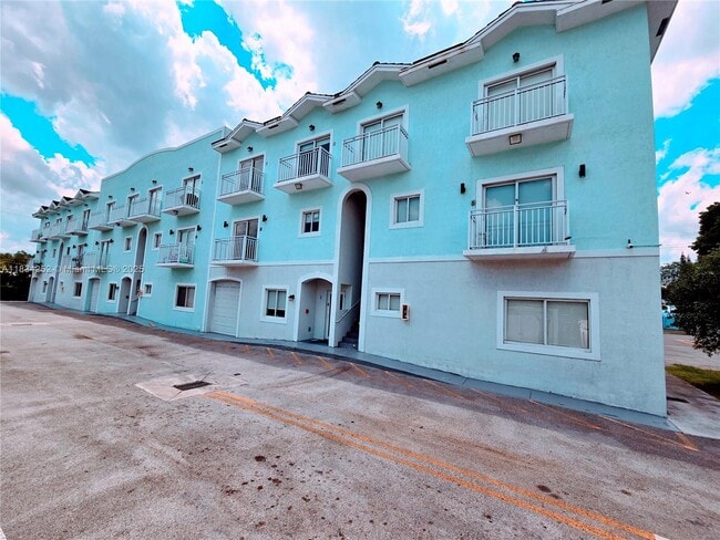 Building Photo - 6336 SW 27th St Unit 8 Rental