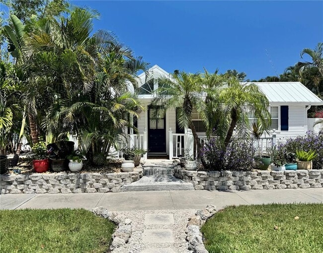 Photo - 701 Broadway St