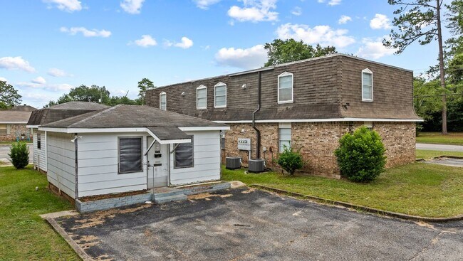 292 W Claiborne St Unit 103