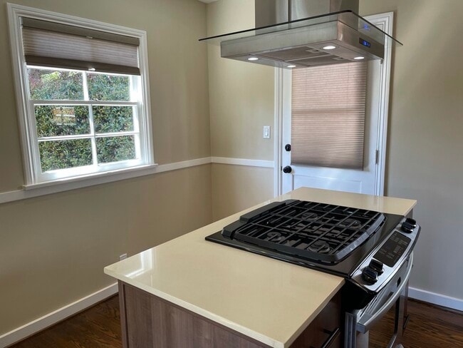 eat in kitchen island - 10887 Flaxton St Unit 10887 Flaxton