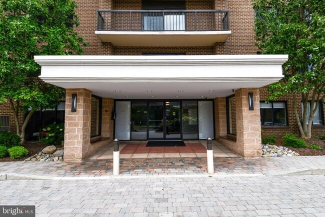 Building Photo - 200 N Pickett St Unit 1605 Rental