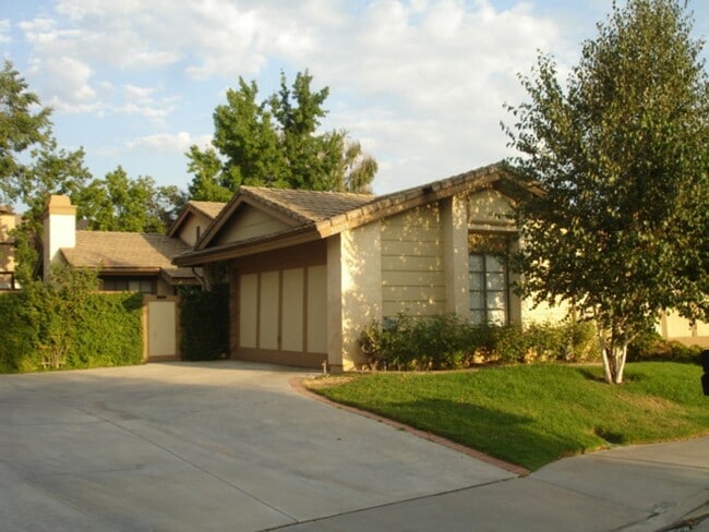 Building Photo - LEASE PENDING! 2 Bedroom Home in Valencia!