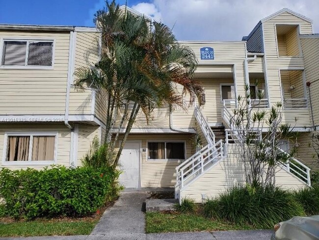 Photo - 3441 NW 44th St Unidad 104