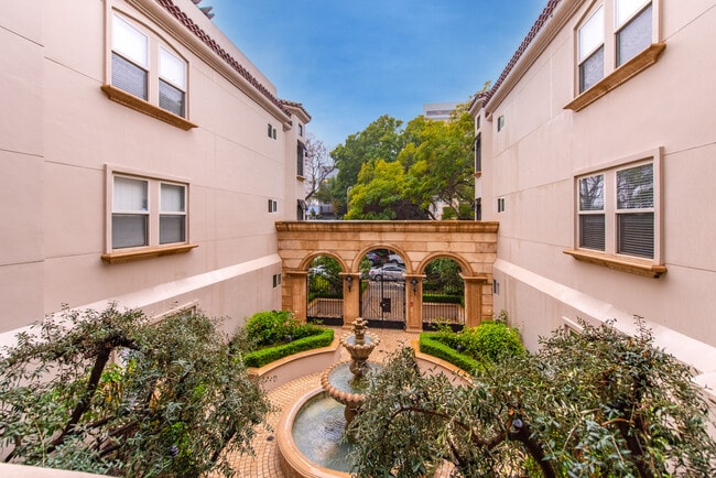 Building Photo - 1658 Camden Ave Unit 203