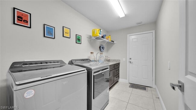 Photo - 569 Croydon Ave S