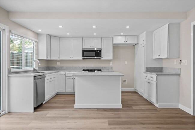 Building Photo - Large Modern Renovated 3 Bedroom 2.5 Bath ... Rental