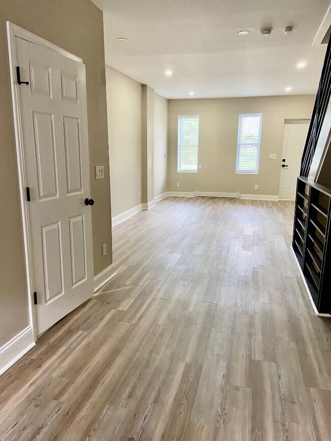 Building Photo - 2306 N Myrtlewood St Rental