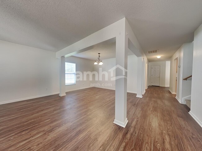 Photo - 4987 Harthill Ave