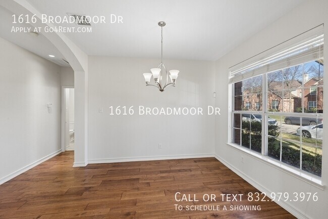 Photo - 1616 Broadmoor Dr