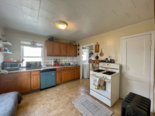 Photo - 62 Brock St Apartments Unit 3 BED CLEANNN Laundry