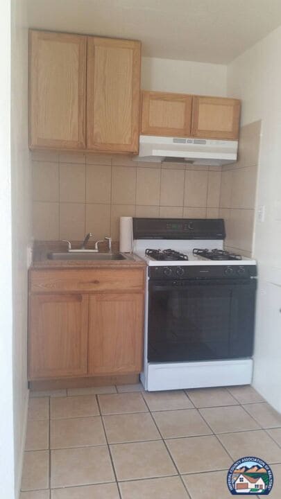 Photo - 210 B St
