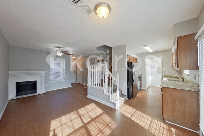 Photo - 832 Courtenay Pl