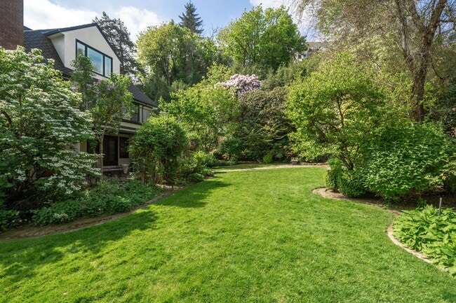 Photo - Amazing Nob-Hill Estate with impeccable fi...