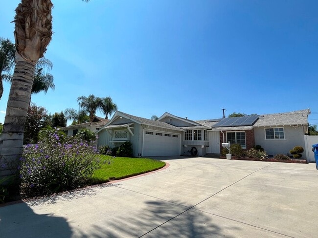 Building Photo - READY FOR MOVE-IN! 3+2.5 w/appliances + great backyard!