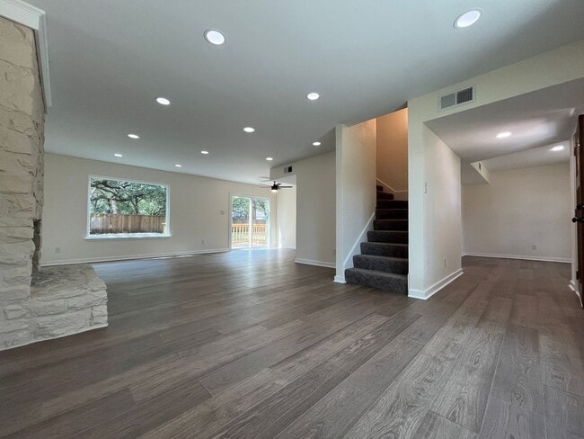 Photo - JUST RENOVATED 4/2.5 IN GREAT LEANDER LOCA...
