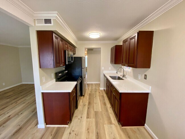 Photo - Gorgeous Top Floor Condo Located in Walnut Creek with Inside Laundry and Close to BART is Availab... Unidad 8