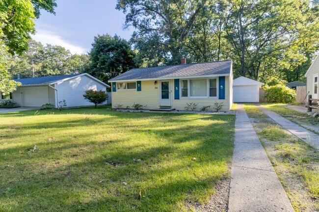 Building Photo - Classic Ranch Just Minutes from TC’s Best