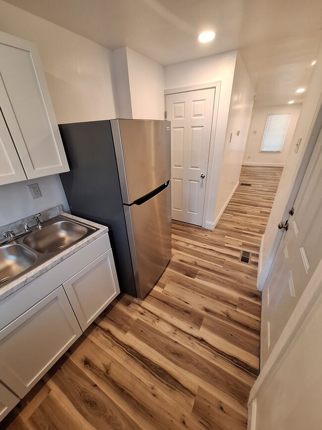 Building Photo - Newly Renovated One Bedroom House, Downtown Location