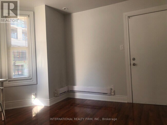 Photo - 197 Dundas St E