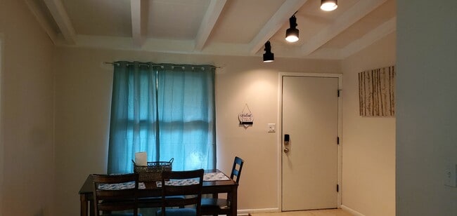 Comedor - 9012 Hemlock Dr