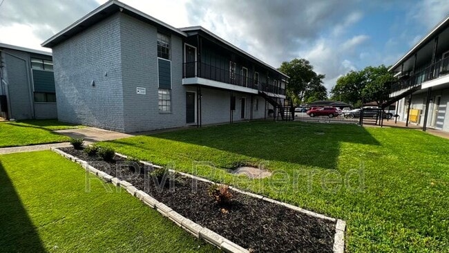 Building Photo - 427 Hollyvale Dr Rental
