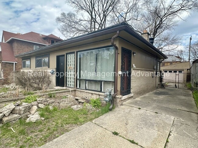 Photo - Beautiful Mid-Century 3 Bedroom Steps from...