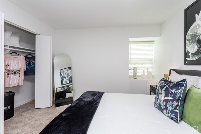 1BR, 1BA - 600SF Augusta - Dormitorio