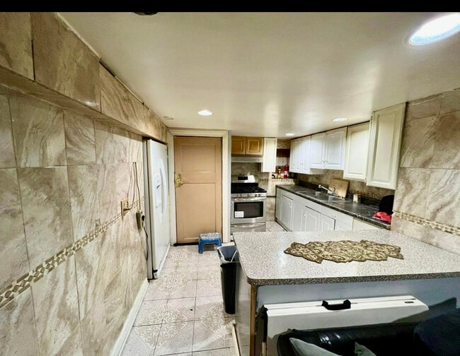 Building Photo - 5526 N Sawyer Ave Unit B Rental