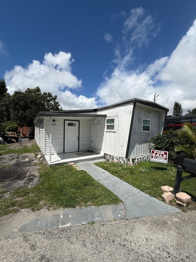 Building Photo - 4732 SW 46th Ln
