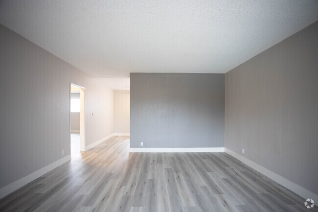 2BR, 2BA-1016 SF