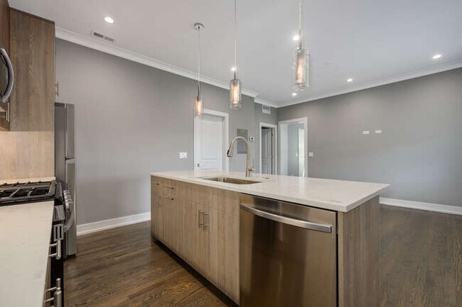 Photo - 5801 W Ainslie St Unit 2R