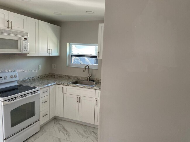 Photo - 342 E 46th St Unidad 2