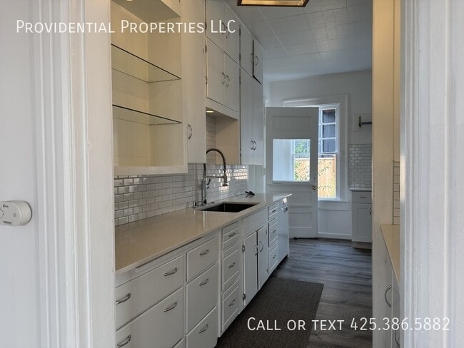 Photo - 424 8th Ave W