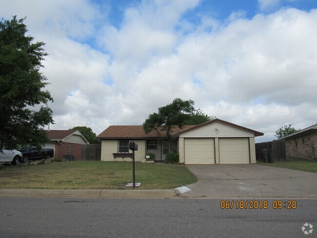 Building Photo - Great home located in Carriage Hills,