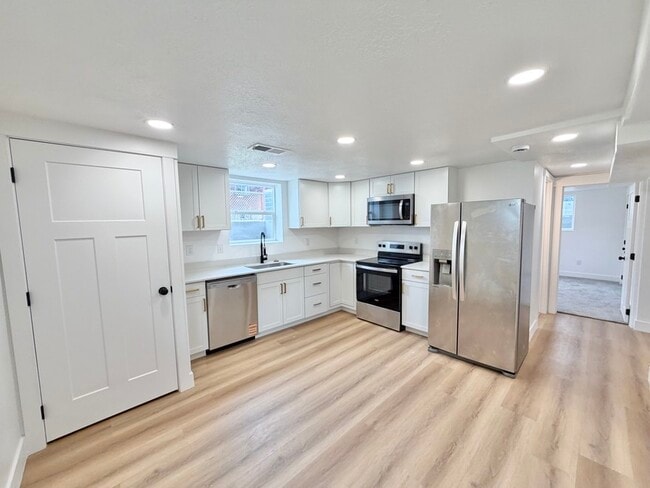 Photo - 651 N 800 W St